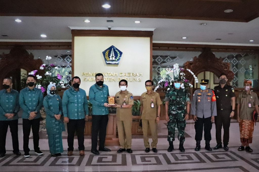 Sekda Adi Arnawa Terima Kunja Pemerintah Kota Padang Panjang, Sumatera Barat